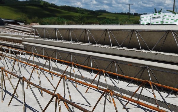 Imagem de uma laje treliçada, produtos de qualidade feito pela Vinhas Engenharia Concreto e Pré-Moldados.